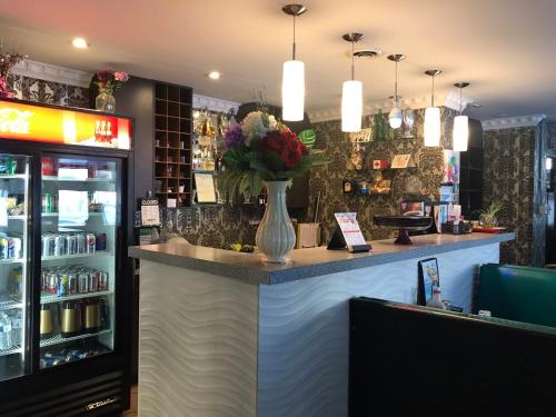 un bancone con un vaso di fiori di Hotel Royal Plaza a Winnipeg