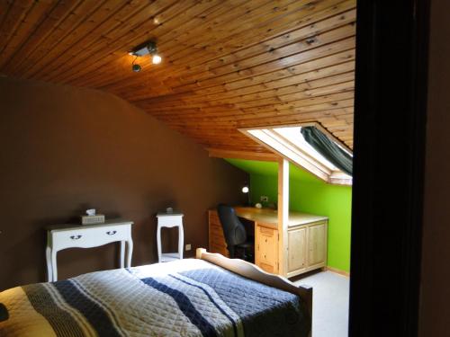 Tempat tidur dalam kamar di Chambres d'hôtes des Ardennes