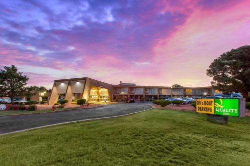 un hotel con un cartel frente a un edificio en Quality Inn View of Lake Powell - Page, en Page