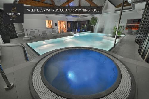 Swimming pool sa o malapit sa PREMIUM Wellness & Wine Hotel Znojmo