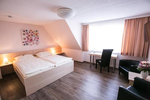 Habitación de hotel con cama y mesa en Bürgermeisterkapelle, en Hildesheim