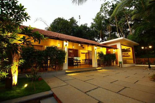 una casa con un patio di fronte di Le Candles Resort a Kozhikode