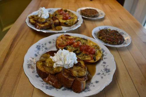 três pratos de comida numa mesa de madeira em Apple Bin Inn em Willow Street