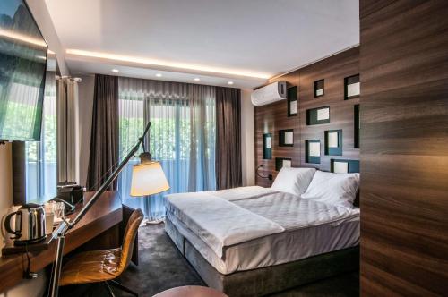 Tempat tidur dalam kamar di Best Western Premier Natalija Residence