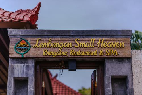 um sinal para um pequeno restaurante e spa paraíso bangalore em Lembongan Small Heaven Bungalow em Nusa Lembongan