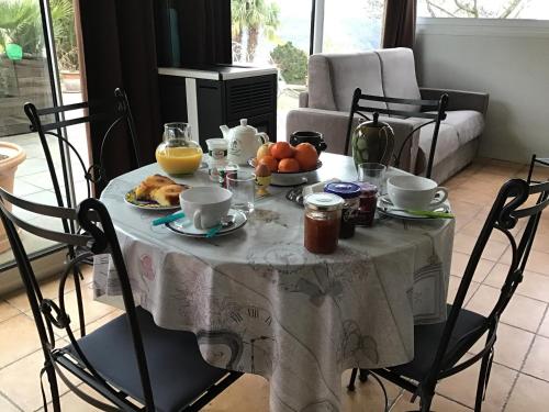 een tafel met een ontbijt van eieren en fruit erop bij La Colombe in Vienne