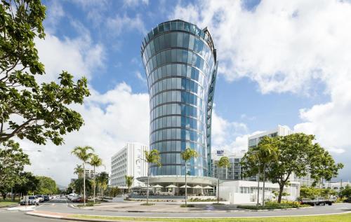 un montage d’un bâtiment en verre dans l'établissement Crystalbrook Riley, à Cairns