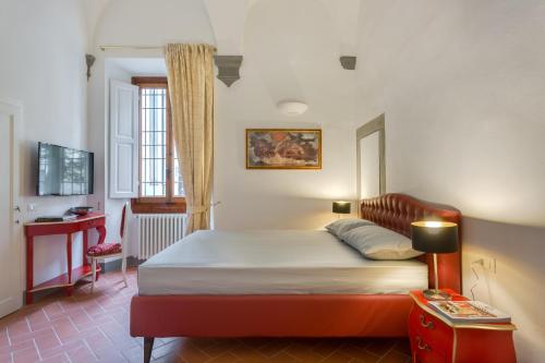 1 dormitorio con 1 cama y escritorio con ordenador en Residenza d'Epoca Galleria dell'Accademia, en Florencia