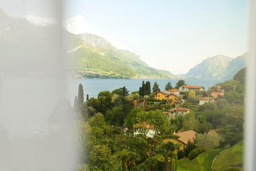 - une vue sur une ville avec un lac et des montagnes dans l'établissement Hotel Belvedere, à Bellagio