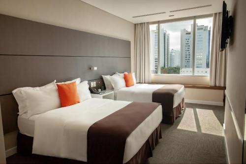 Tempat tidur dalam kamar di Paseo La Galería Hotel & Suites