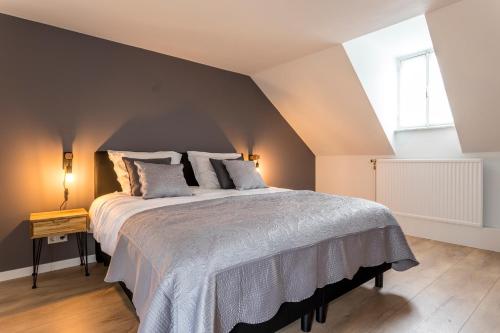 Posteľ alebo postele v izbe v ubytovaní B&B Gracht 62