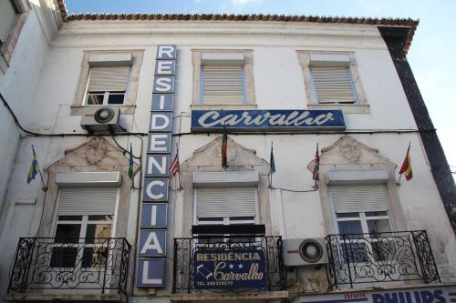 een gebouw met een bord aan de zijkant bij Residencial Carvalho in Estremoz