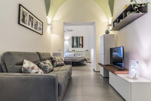 a living room with a couch and a tv at Elle Suite in Lecce