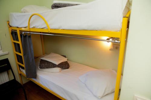 Tempat tidur dalam kamar di Capsularhouse Hostel