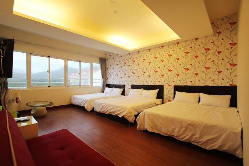 Tempat tidur dalam kamar di Rich House B&B