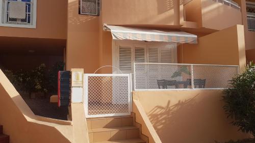 un balcón de una casa con toldo en Apartamento Orlando - Costa Adeje, en Adeje