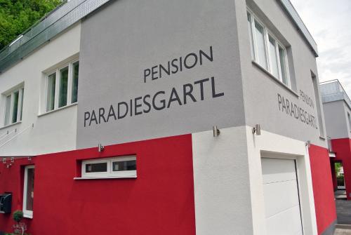 een wit en rood gebouw met de woorden permissie salon appartement bij Frühstückspension Paradiesgartl in Amstetten