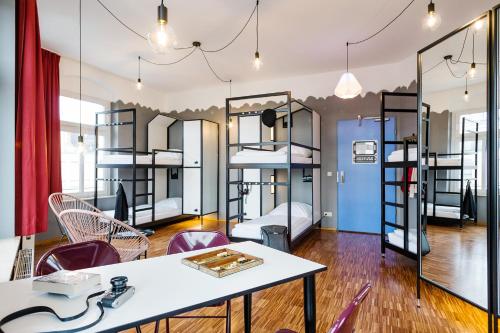 Una cocina o kitchenette en The Circus Hostel