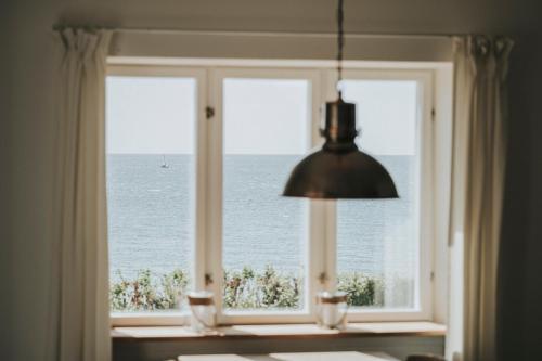 una ventana con vistas al océano en The Light House, en Borre