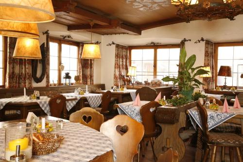 Un restaurante u otro lugar para comer en Alpenrose