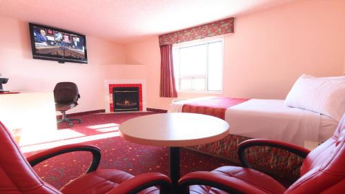 Crystal Star Inn Edmonton Airport with free shuttle to and from Airport tesisinde bir televizyon ve/veya eğlence merkezi