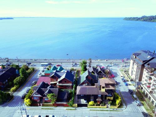 una vista aérea de una ciudad con una playa y edificios en Puerto Austral, en Puerto Varas