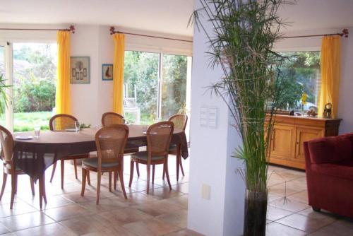 - une salle à manger avec une table et des chaises dans l'établissement Chez Brigitte et Sylvain, à Annecy