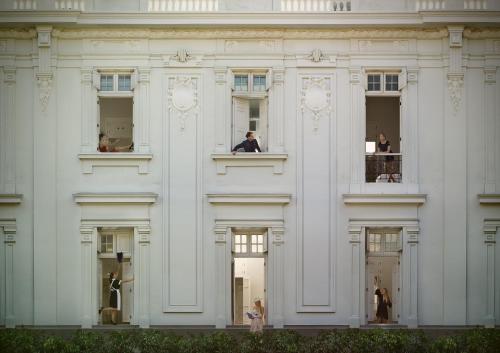 um edifício branco com um homem na varanda em Hotel B em Lima