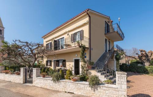 een huis met trappen en planten op een stenen muur bij Apartment Complex Orzan Lovrecica in Umag