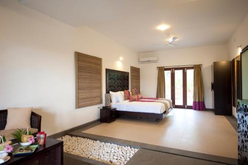 سرير أو أسرّة في غرفة في Niraamaya Wellness Retreats, Surya Samudra, Kovalam