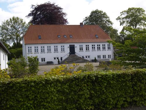 um grande edifício branco com um telhado vermelho em Juhl's Bed & Breakfast em Kolding