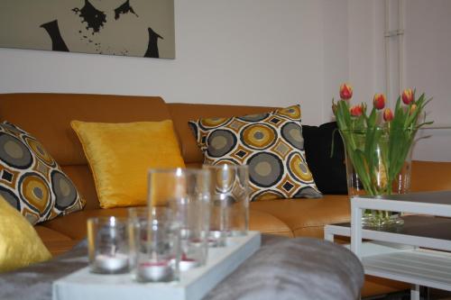 a living room with a couch and a table with glasses at Schöne 60qm große Wohnung Mainz-Lerchenberg ZDF in Mainz