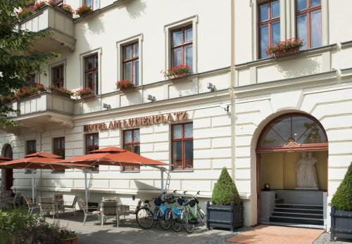 een gebouw met fietsen voor het gebouw bij Hotel am Luisenplatz in Potsdam