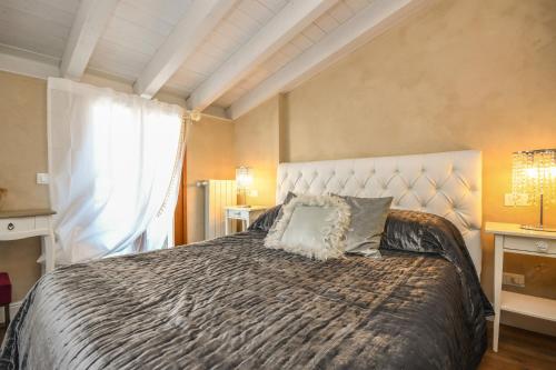 Luxury Suite Sirmione tesisinde bir odada yatak veya yataklar