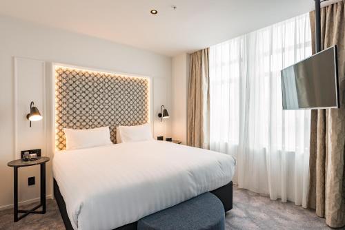 Tempat tidur dalam kamar di Airedale Boutique Suites