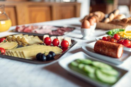 une table avec des assiettes de nourriture sur une table dans l'établissement Der Jagdhof, à Sankt Johann im Pongau