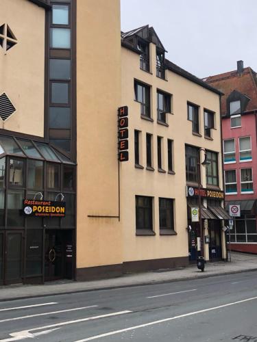 ein Gebäude an der Straßenseite in der Unterkunft Hotel Poseidon in Bayreuth