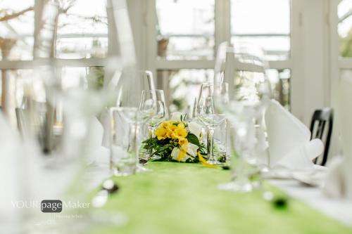 une table avec des verres et une fleur jaune sur elle dans l'établissement Hotel-Restaurant Römerhof, à Herrenberg