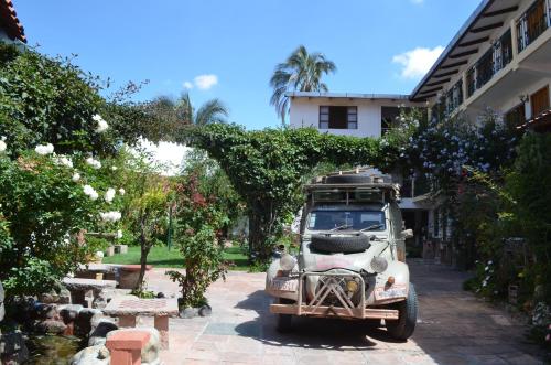 Un jardín fuera de Hostal Pachamama