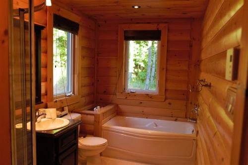 Et bad på Selenia Lodge- Résidences et Chalets dans les Laurentides