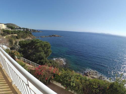 a view of the ocean from a balcony at Apartament Belvedere in Roses