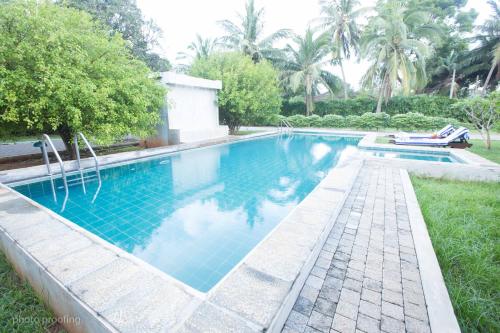 een zwembad in de tuin van een huis bij Jaffna Heritage Hotel in Jaffna