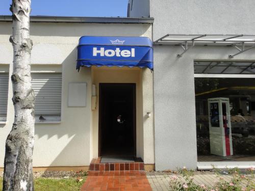 un panneau d'hôtel sur le côté d'un bâtiment dans l'établissement Hotel DenRiKo, à Heidelberg