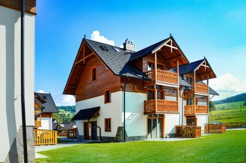 una grande casa con tetto in legno di Przystań Góralska a Szczawnica