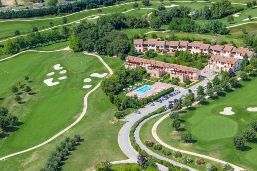 - une vue aérienne sur un complexe avec un parcours de golf dans l'établissement Golf Residenza, à Peschiera del Garda