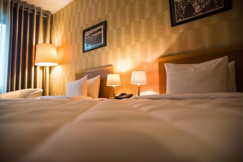 Cama ou camas em um quarto em Tirana International Hotel & Conference Center