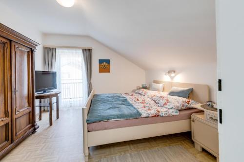 Un pat sau paturi într-o cameră la Gerli Appartement Mariazell