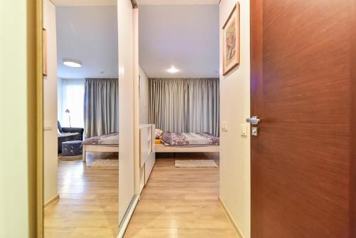 un corridoio con porta che conduce a una camera da letto di Tatjanos apartamentai a Palanga