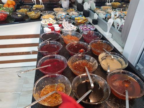 ein Buffet mit vielen Schüsseln Essen auf dem Tisch in der Unterkunft Ismira Hotel Ankara in Ankara