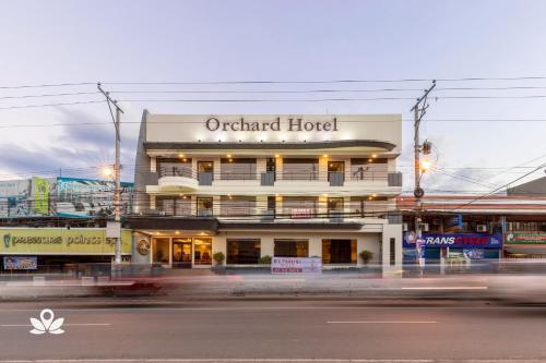 een gebouw op de hoek van een straat bij Orchard Hotel Davao in Davao City